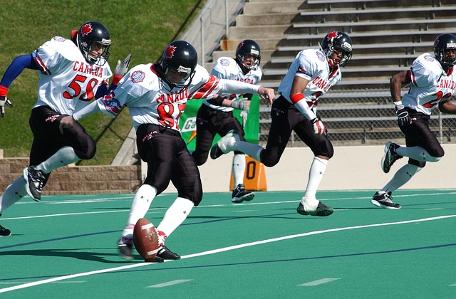 北青：国足凌晨回国仍获几十名球迷迎接，部分球迷向国脚要签名.